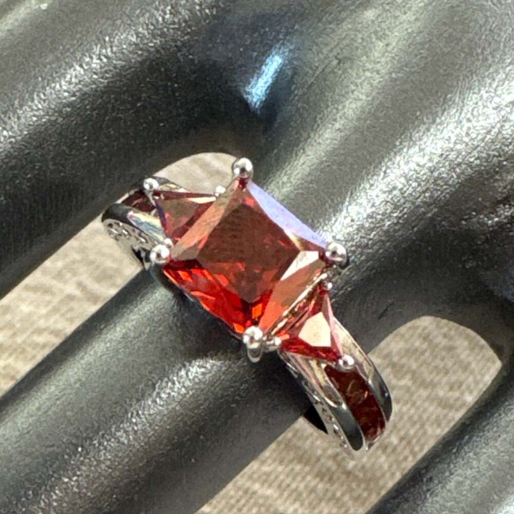 Smile 10KT White Gold Filled Cubic Zirconia Ring Size 7 Garnet Ruby Filigree